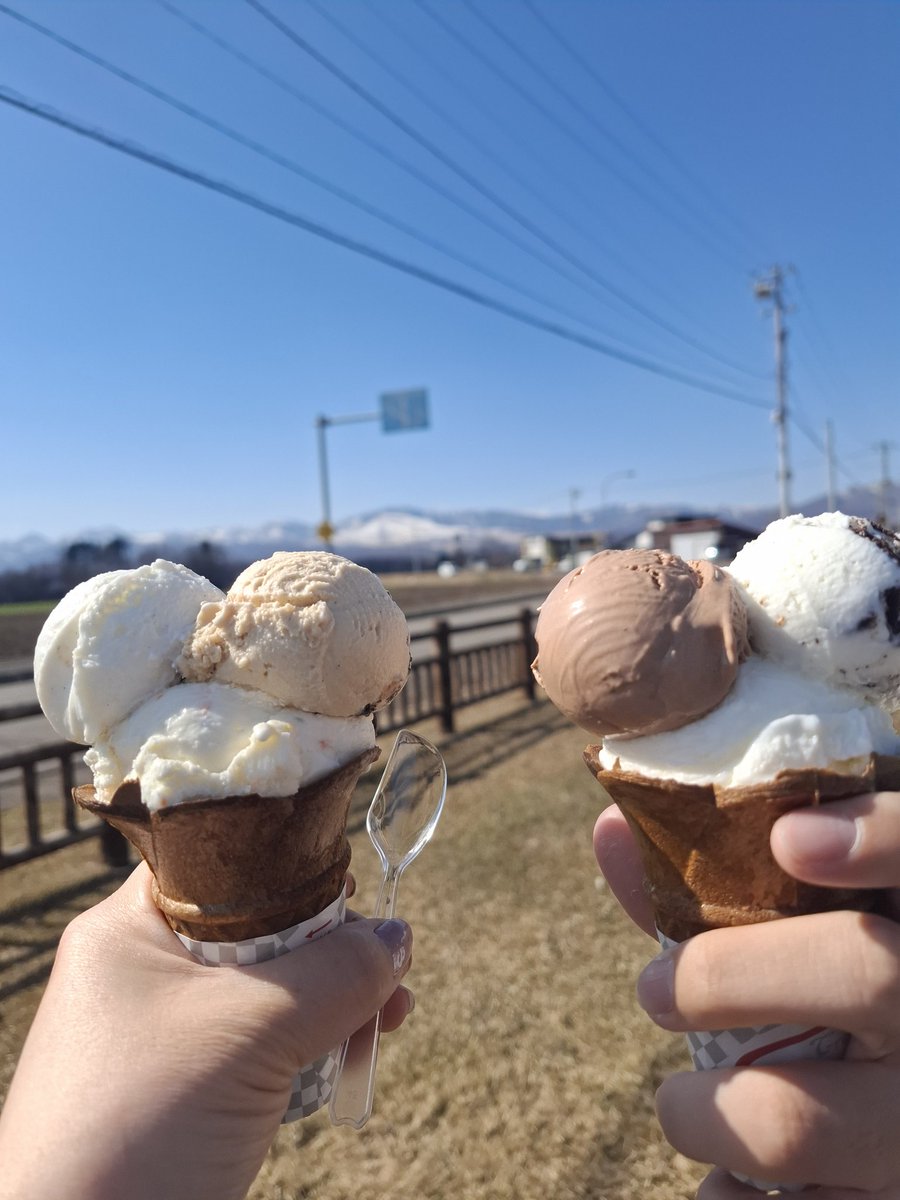 elephant_0011's tweet photo. #上士幌ふるさと納税
上士幌のふるさと納税が最高だったので、高校受かって春休��大満喫中の息子を１日拝借してドライブに行きました
人口少ないのにハイテクな街で住みたくなった。食べ物も最高
目当ての餃子は売ってなかった🥲
ドリームドルチェのアイスも、道の駅も、出会った上士幌町民も最高❣️ https://t.co/Tam06Q2hD9