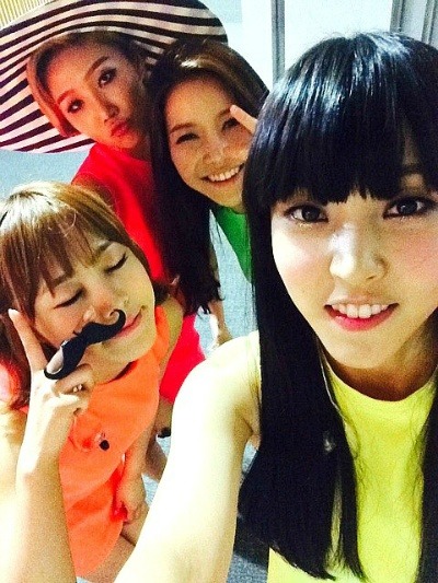 messyoohyeon's tweet image. alguien puede pensar en mamamoo debut con este cotillon como si recién hubieran salido de un carnaval carioca de unos 15

#MAMAMOOinLatam #MAMAMOO #마마무 #MAMAMOO_2026_WORLD_TOUR
@RBW_MAMAMOO
@RBW_OfficialTwt