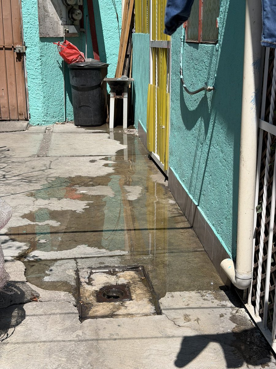 CharlyGar77's tweet photo. @AlessandraRdlv en donde se puede meter queja para este vecino. Si no se cae el agua del tinaco, se cae de la lavadora pero siempre se cae.
No tiene medidor de agua, porque no paga
La gente del agua, sabe y no hace nada.
En la alcaldía cuauhtémoc https://t.co/nRFEwdRPvk