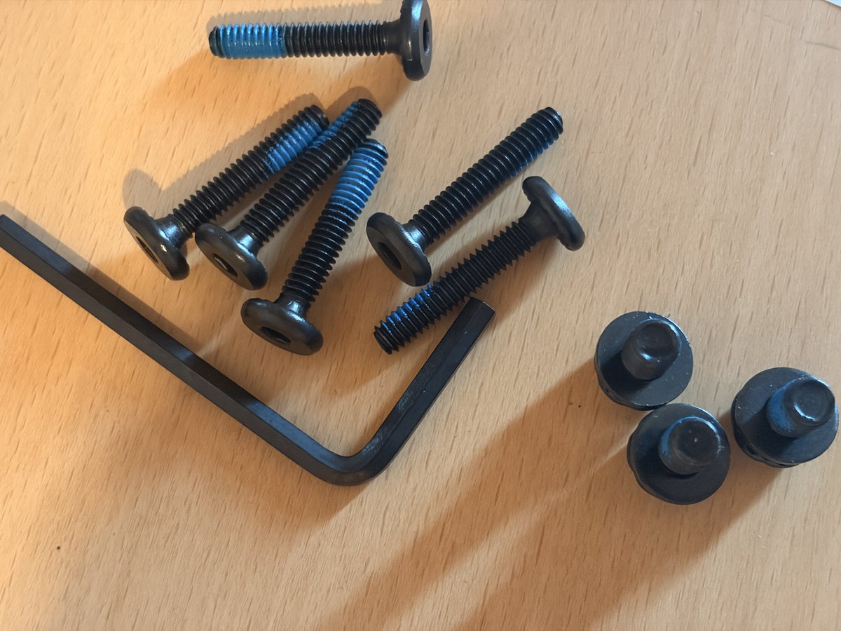 shio_sen_bei's tweet photo. 適当な椅子で仕事してたら腰が壊れたので
高コスパとのイトーキ サリダ YL7Rを買った

梱包は思ったよりコンパクトで届く
部品点数は少なく組みやすいと思う
組む時に外箱を使うので開梱後即捨ててはいけない

大手メーカー製で、2調整できる肘掛け、ヘッドレストまでついて2.5万は安いと思う https://t.co/QPbB3XzQ4I