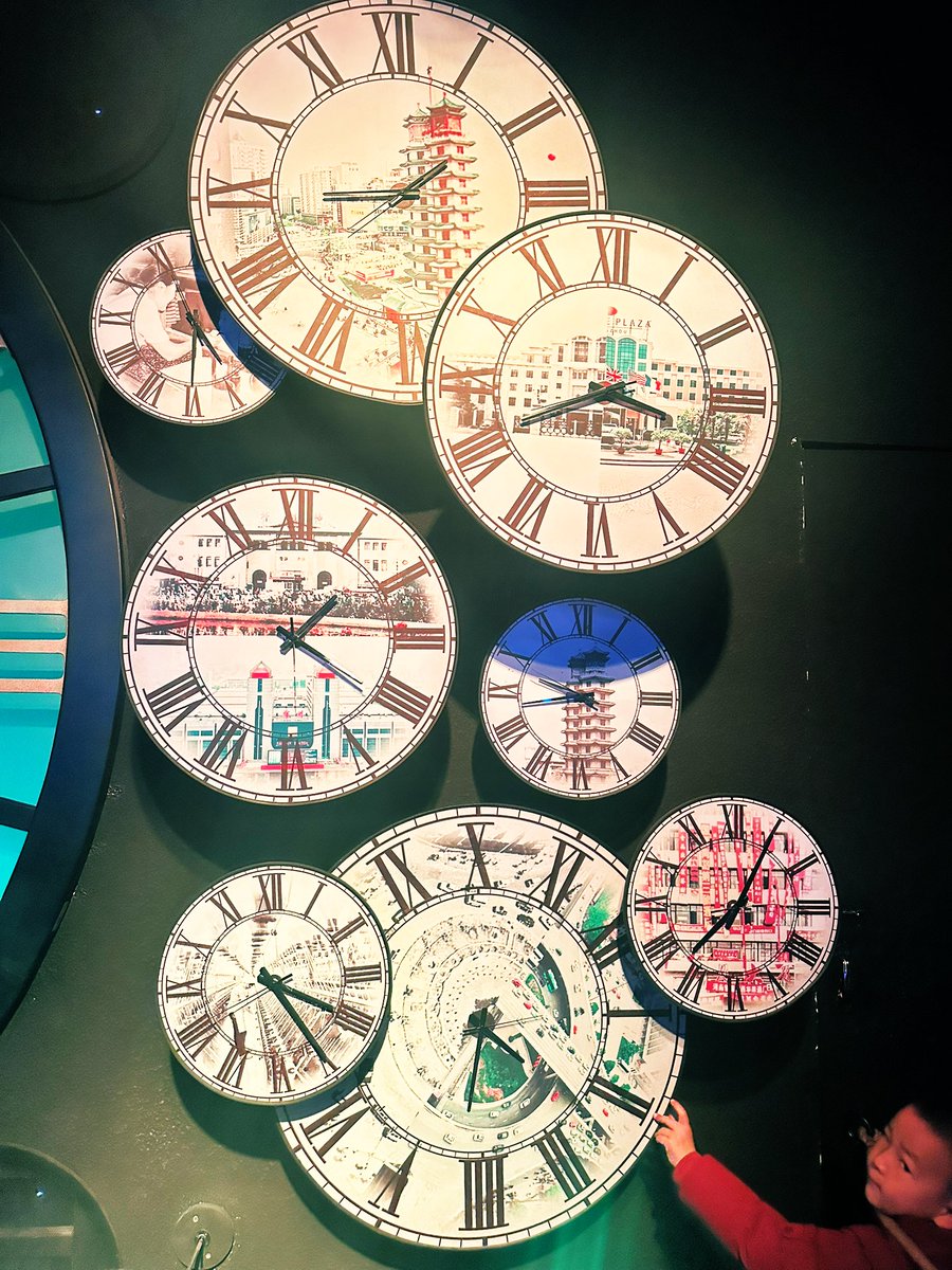 david_andrew123's tweet photo. ⏰ Clocks that tell the story of a city’s time!
Each clock face is printed with iconic local landmarks, freezing the city’s past and present in a single moment.✨
#TimeAndMemory #CityLandmarks #ArtInstallation #ChildhoodMoments https://t.co/BwQOOmmBDq