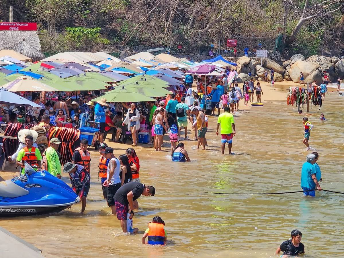 SECTUR_mx's tweet image. Este #ViernesSanto, el Hogar del Sol vive una intensa actividad turística con destinos ancla que registran alta ocupación hotelera, destacando #TaxcoDeAlarcón al alcanzar el 100%. ⛪🌄

Taxco se consolida como uno de los destinos más visitados esta temporada, recibiendo a miles