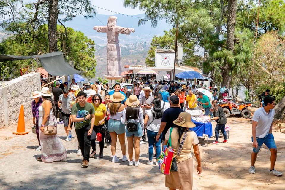 SECTUR_mx's tweet image. Este #ViernesSanto, el Hogar del Sol vive una intensa actividad turística con destinos ancla que registran alta ocupación hotelera, destacando #TaxcoDeAlarcón al alcanzar el 100%. ⛪🌄

Taxco se consolida como uno de los destinos más visitados esta temporada, recibiendo a miles