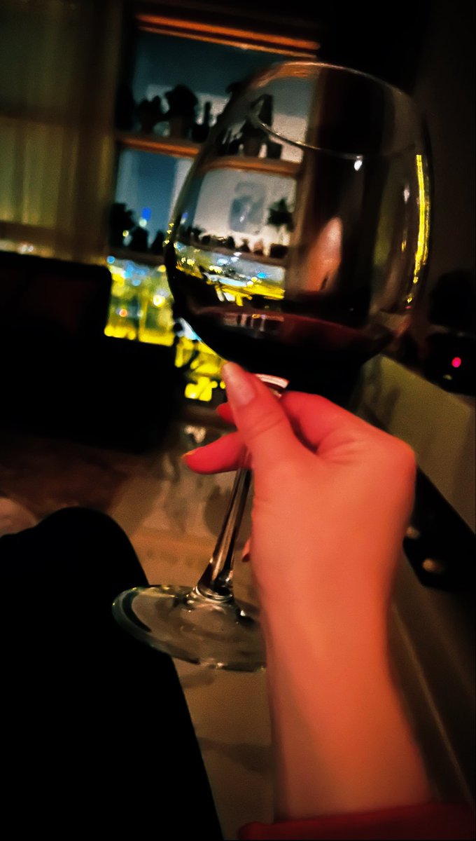 GoncaDemir's tweet image. #iyigeceler millet 🙋🏼‍♀️
Bu kız #offline 😎🌹