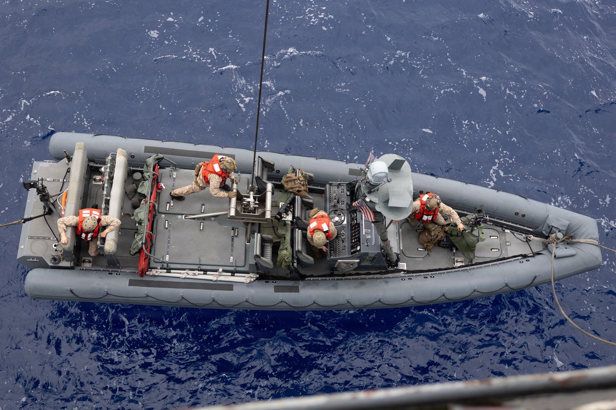 INDOPACOM's tweet image. U.S. Navy Sailors and Marines with the 11th Marine Expeditionary Unit conduct rigid-hull inflatable boat (RHIB) operations aboard USS Portland in the Pacific Ocean. 🌊⚓

RHIB operations sharpen maritime mobility, interoperability, and the expeditionary capabilities needed to