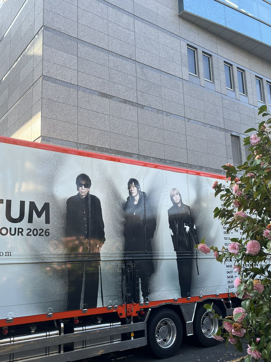 miki_sts's tweet image. ウツさんは、ときどきアクションで光や映像を操る✨魔法使い✨みたいに見えました
美しいステージです🤩

木根さんは、こっち見ろ〜！という感じでギターを掻き鳴らしたり、肩をぐるんぐるん回してからピアノを弾いたりの力技で楽しかったです😆

#TMNETWORK
#QUANTUM
#名古屋