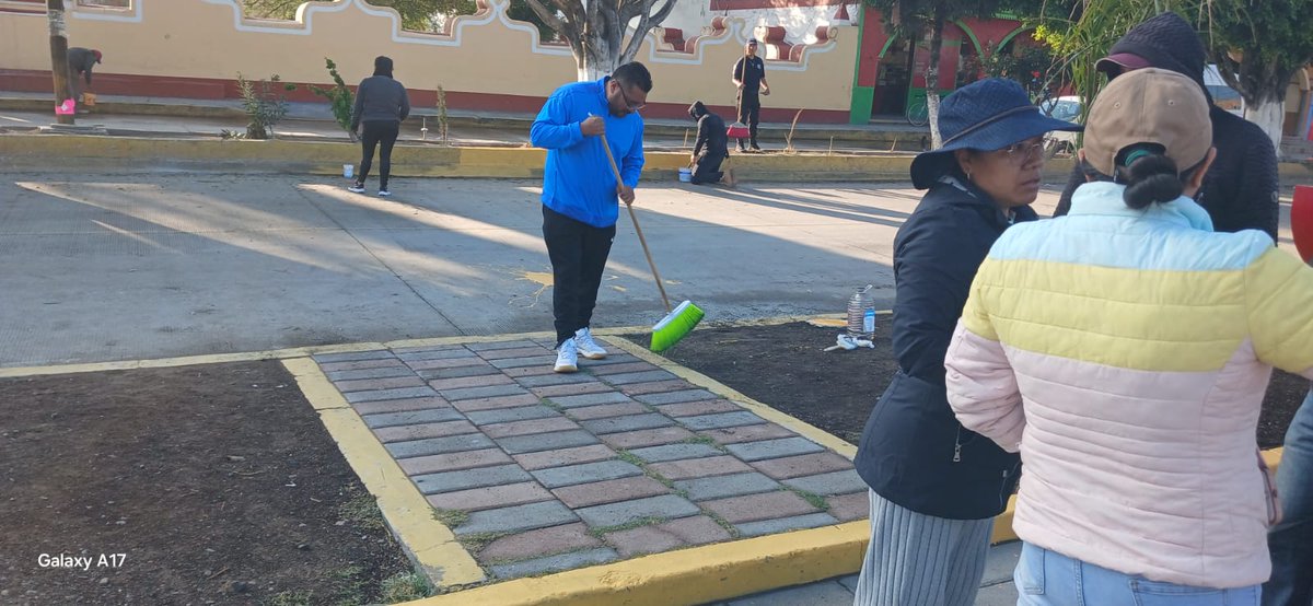 MesasDePazPue's tweet photo. #Tochtepec fortalece el tejido social con jornada #SemanaSantaLimpia.🕊️🧹
🔹Faena de recuperación de espacios públicos en el Centro Histórico.🏙️
🔹Coordinación entre @TochtepecPue, @PCGobPue, @SSPGobPue y Seguridad Ciudadanía.
#AtenciónALasCausas para un entorno seguro y digno. https://t.co/vNDpxkmTJO
