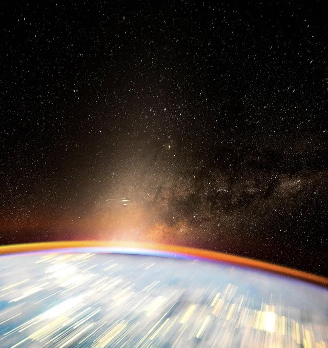 左) #アルテミス2 クルー撮影の全地球写真。右下から宇宙空間に伸びている淡い白い光が #黄道光 (太陽光が微小な塵に反射しています)

右) #ISS  からも黄道光が見れますよ。
でも地球全体で見るとまた格別ですね✨

#ZodiacalLight captured by #Artemis II (left) and ISS (right). Photos(C)NASA