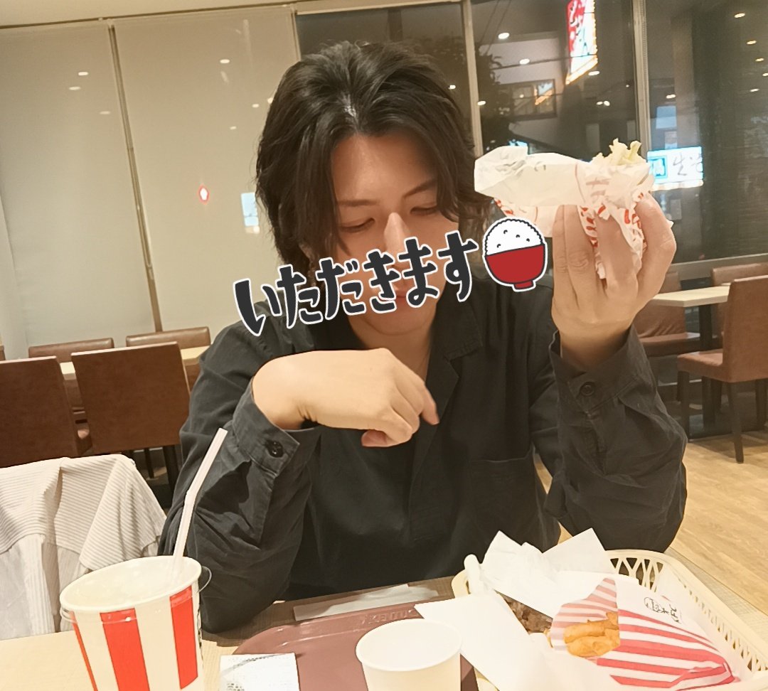 mihazu69's tweet photo. 7年5ヶ月

顔が好きすぎて食べてる時も運転してる時もいつでも顔ばっかり見てる(  ˙-˙  )💕 https://t.co/4XiA2rLydg