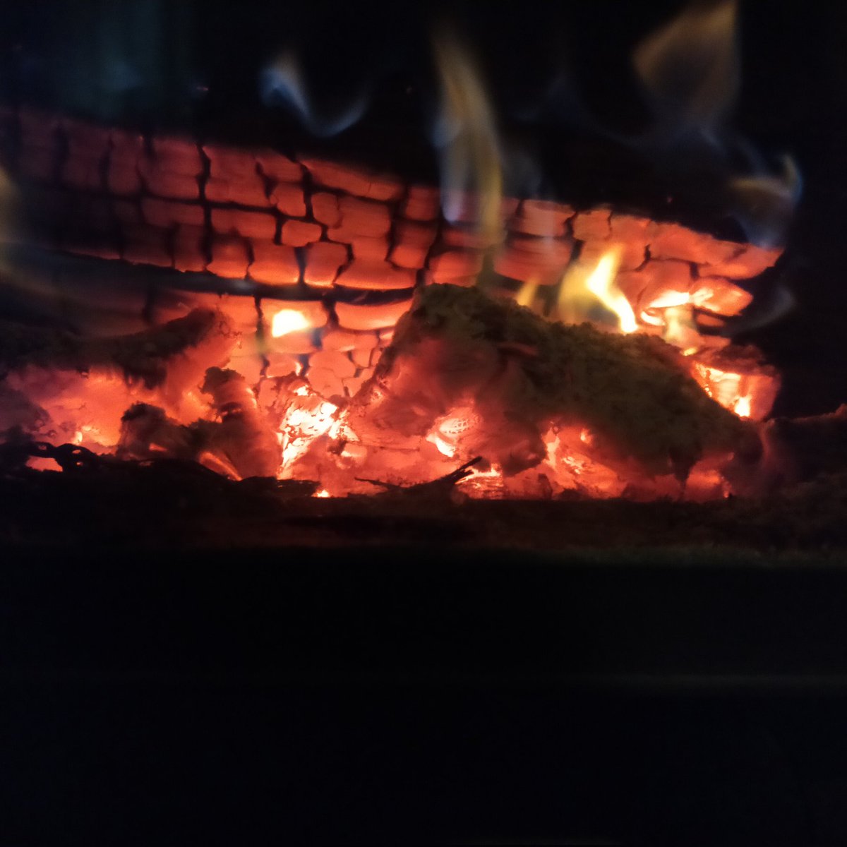 今にも降りそうな曇りの朝。
薪ストーブで部屋を暖めます🤗

#古民家カフェ