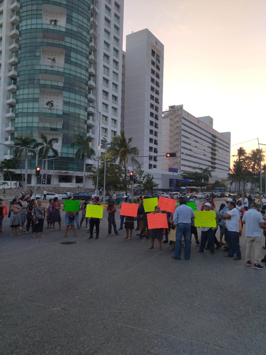 ArturoRoman's tweet photo. Tomen sus precauciones⚠️ Vendedores ambulantes bloquean la Costera Miguel Alemán, a la altura de la Diana; en #Acapulco en pleno #ViernesSanto https://t.co/IsC1lVkfRY