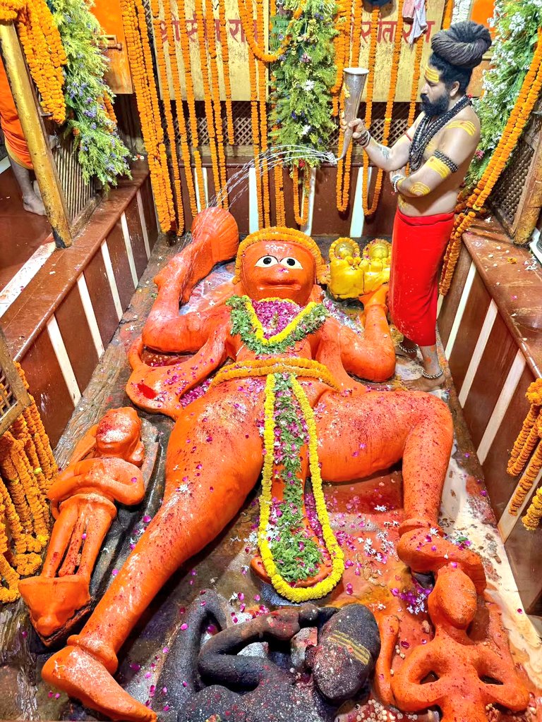 NidhiD_1's tweet photo. हं हनुमते रामदूताय नमः 🙏
लेटे हुए बड़े हनुमान जी महाराज दिव्य दर्शन 🚩 https://t.co/moRw3KfOUr