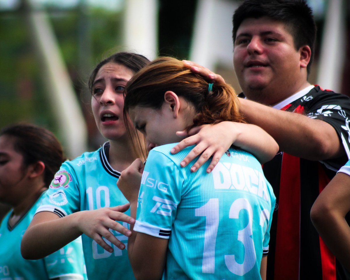 Rayosmxfem's tweet photo. Nos ilusionamos con cada jugada, gritamos sus goles y vivimos grandes encuentros con ustedes. Hoy las Centellas de Prepa terminan su participación en la Copa Yucatán llegando a semifinales.

¡Gracias por defender estos colores con tanto orgullo, equipo! 👏

#SomosRayosMxFemenil https://t.co/N5NHdGmpMF
