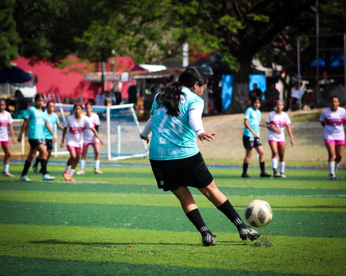 Rayosmxfem's tweet photo. Nos ilusionamos con cada jugada, gritamos sus goles y vivimos grandes encuentros con ustedes. Hoy las Centellas de Prepa terminan su participación en la Copa Yucatán llegando a semifinales.

¡Gracias por defender estos colores con tanto orgullo, equipo! 👏

#SomosRayosMxFemenil https://t.co/N5NHdGmpMF