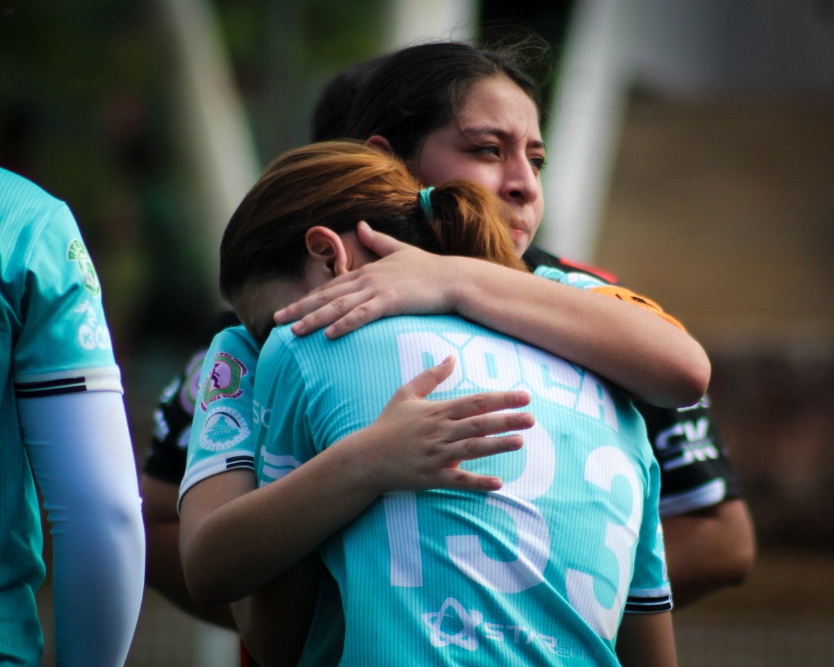 Rayosmxfem's tweet photo. Nos ilusionamos con cada jugada, gritamos sus goles y vivimos grandes encuentros con ustedes. Hoy las Centellas de Prepa terminan su participación en la Copa Yucatán llegando a semifinales.

¡Gracias por defender estos colores con tanto orgullo, equipo! 👏

#SomosRayosMxFemenil https://t.co/N5NHdGmpMF
