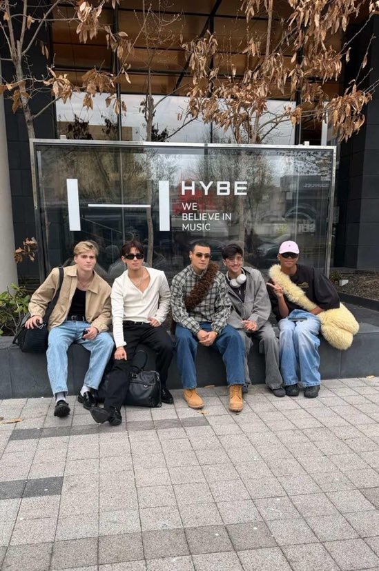 Nuria | ɒiɿυИ tweet media