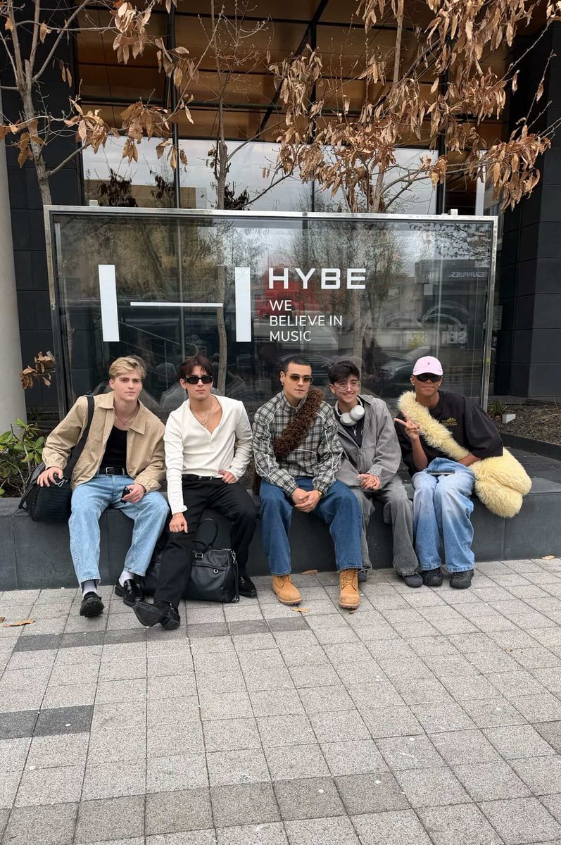 Después de un largo viaje, santos bravos llegó a las oficinas de Hybe ...