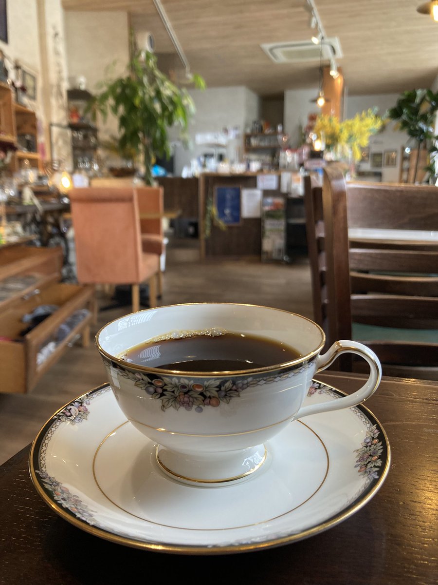 kaze_coffeeshop's tweet image. おはようございます。
風珈琲店、オープンしました。
比叡山山頂付近は曇り空。
今朝の一杯は、
#noritake カップ＆ソーサー
今日もよろしくお願いします。