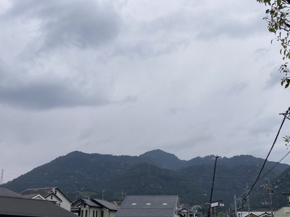 kaze_coffeeshop's tweet image. おはようございます。
風珈琲店、オープンしました。
比叡山山頂付近は曇り空。
今朝の一杯は、
#noritake カップ＆ソーサー
今日もよろしくお願いします。