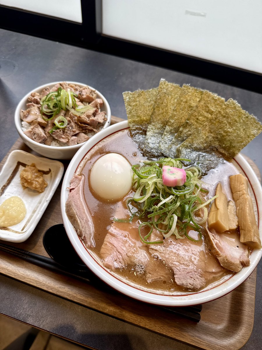 p_butayaro's tweet photo. #GANPAI さんのSP豚骨中華そば（太麺変更）+チャーシュー丼
夜勤明けGANPAI さんへ直行し、豚骨パワーチャージ‼️これまた太麺も美味かったなぁ✨ご馳走様でした😋

#ラーメン #らーめん #豚骨ラーメン #日ノ出町 https://t.co/C3lBo0QDkA