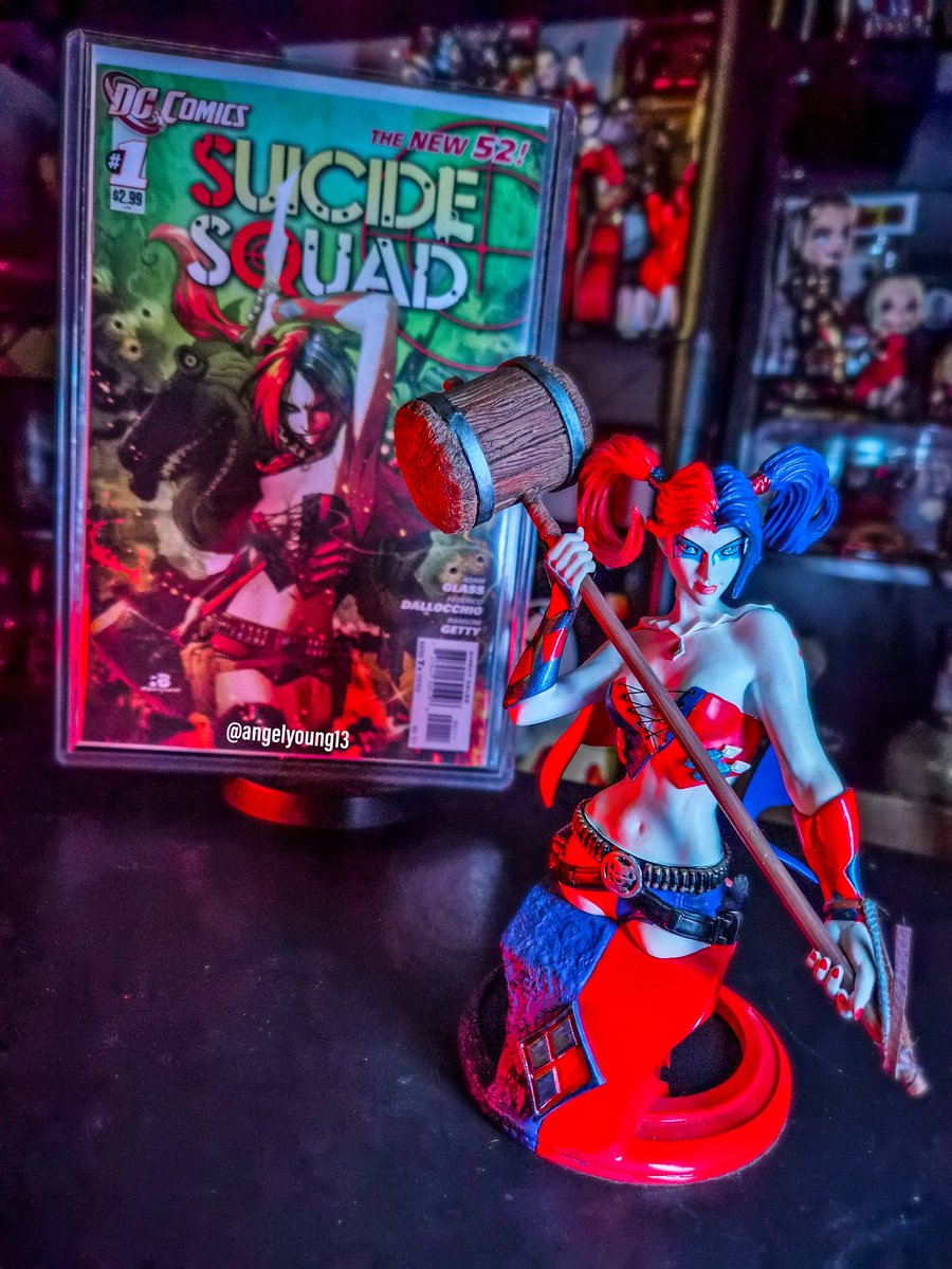 AngelYoung13's tweet photo. #30DaysofQuinn - Day three: Comic + Figure. #harleyquinn #harleyquinncollection #dccomics #batman https://t.co/K44L8sD39b