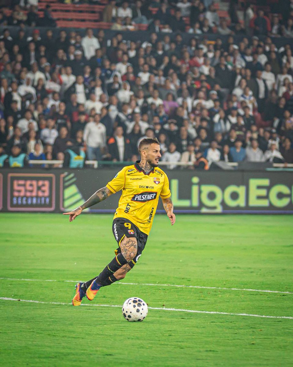 Pasiontoreraweb's tweet photo. Hace gol, asiste, se desmarca, aplaude a sus compañeros y baja a recuperar el balón. 

Dámelo siempre al “pipa” 🔥👏🏻 https://t.co/CZEq3RxBn5