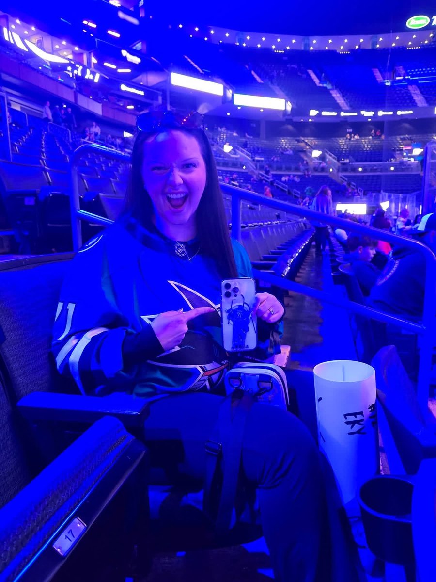 maddiedean02's tweet photo. @sharkiesfriend put this case on my phone for the blue jackets game last saturday. can’t take it off now. i feel like it’s the magic of the phone case. https://t.co/PeCjNaIbli