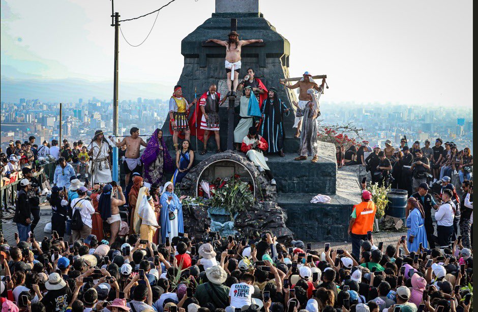 MuniLima's tweet photo. ¡“Cristo Cholo” interpreta la pasión de jesucristo! 🙏

Miles de vecinos y turistas acompañaron la tradicional ruta del Vía Crusis por las calles del centro histórico de Lima hasta el Cerro San Cristóbal para la escenificación de la crucifixión. https://t.co/0r3WkgtL3d