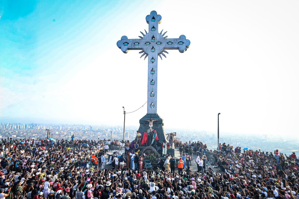 MuniLima's tweet photo. Una jornada de fe y tradición que une a la ciudad en Semana Santa, reviviendo uno de los momentos más emblemáticos para miles de fieles. https://t.co/b3m07rogxl