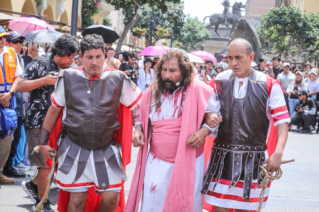 MuniLima's tweet photo. Una jornada de fe y tradición que une a la ciudad en Semana Santa, reviviendo uno de los momentos más emblemáticos para miles de fieles. https://t.co/b3m07rogxl