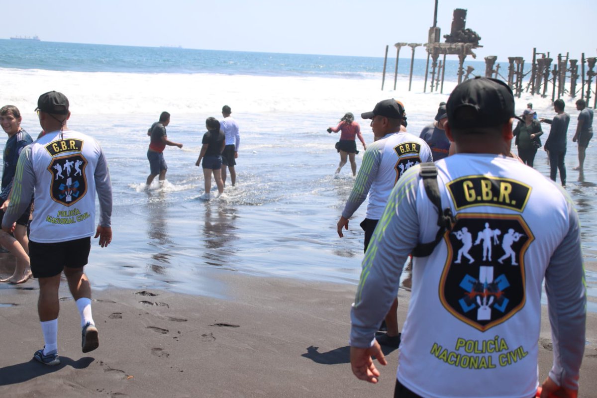 PNCdeGuatemala's tweet photo. Agentes de las #DIFEP del Grupo de Búsqueda y Rescate #GBR, mantienen vigilancia desde las torres de control ubicadas en la playa del Puerto San José, así también realizan constantes recorridos de seguridad a bordo de las cuatrimotos policiales https://t.co/PmlvgKMzeZ