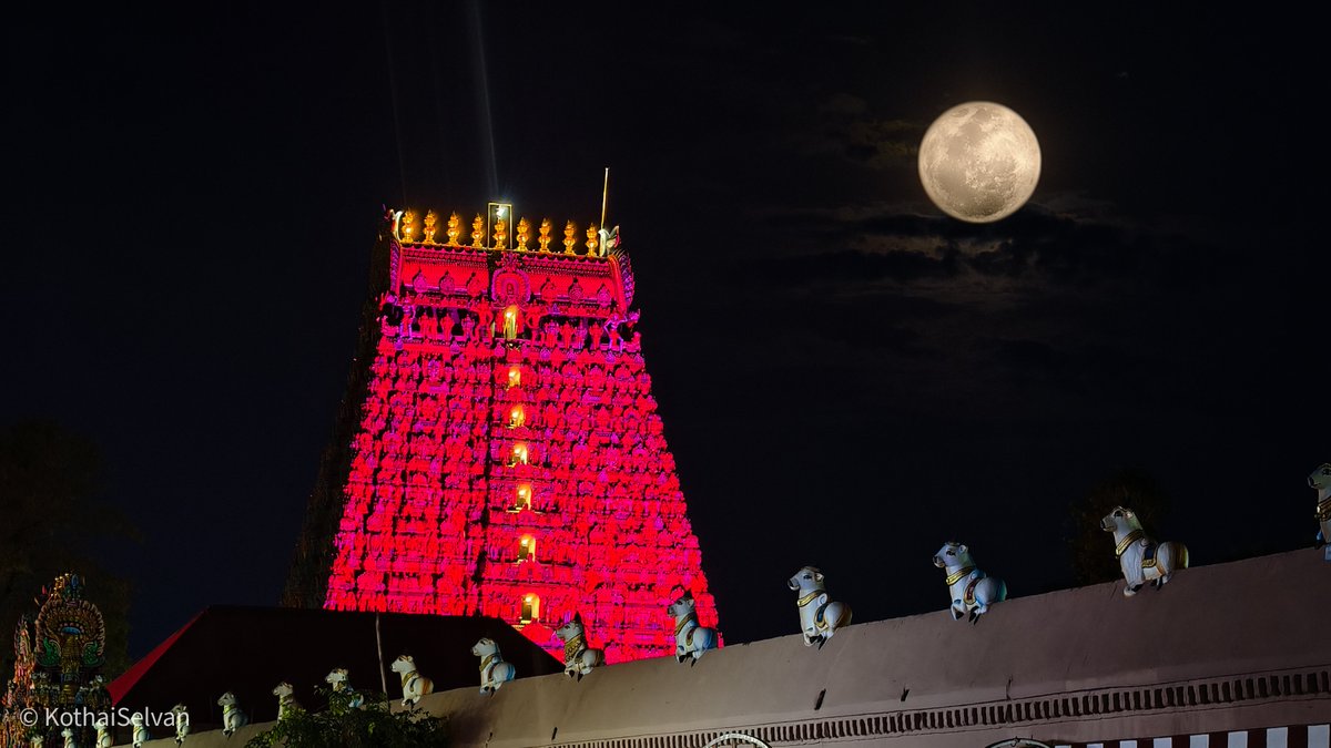 Kothaiselvan21's tweet photo. Where ancient geometry meets celestial alignment!

The majestic Colourful 9-tier Rajagopuram of Kumbakonam Adi Kumbeshwarar🕉️,standing tall against the moon🌕.
#Kumbakonam #MoonPhotography #TamilNadu https://t.co/u2HVgIEcAe