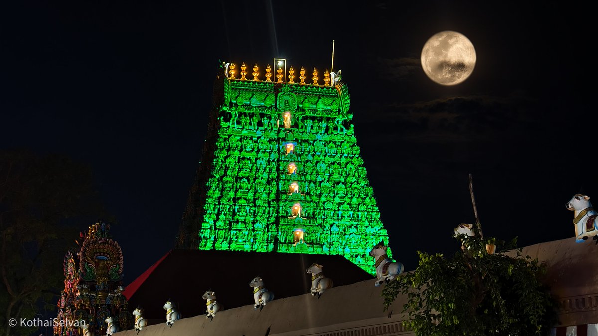 Kothaiselvan21's tweet photo. Where ancient geometry meets celestial alignment!

The majestic Colourful 9-tier Rajagopuram of Kumbakonam Adi Kumbeshwarar🕉️,standing tall against the moon🌕.
#Kumbakonam #MoonPhotography #TamilNadu https://t.co/u2HVgIEcAe