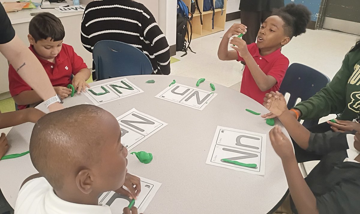 Caught Mr. Frankowski’s scholars engaged in their learning and LOVING IT💛🖤 #ChallengeAccepted✔️ ⁦<a href="/HillsboroughSch/">Hillsborough Schools</a>⁩ ⁦<a href="/HCPSTNRegion2/">HCPS TN Region 2</a>⁩ <a href="/PrincipalLivi/">Angela Livingston</a> <a href="/eric_felder77/">Eric Felder</a>