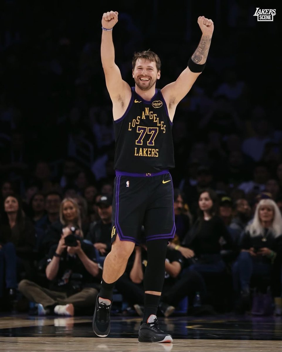BrasilAD's tweet photo. Lakers tinha vencido 16 dos últimos 18 jogos. Luka fazendo mágica. Jogo de 60 pontos. 37 pontos por jogo no mês. Tava tudo lindo.

ESSA FOTO foi 1 jogo antes da desgraça acontecer.

Parece que o torcedor do Los Angeles Lakers não pode ser feliz por muito tempo. Bizarro. https://t.co/eFHjKTPXzf