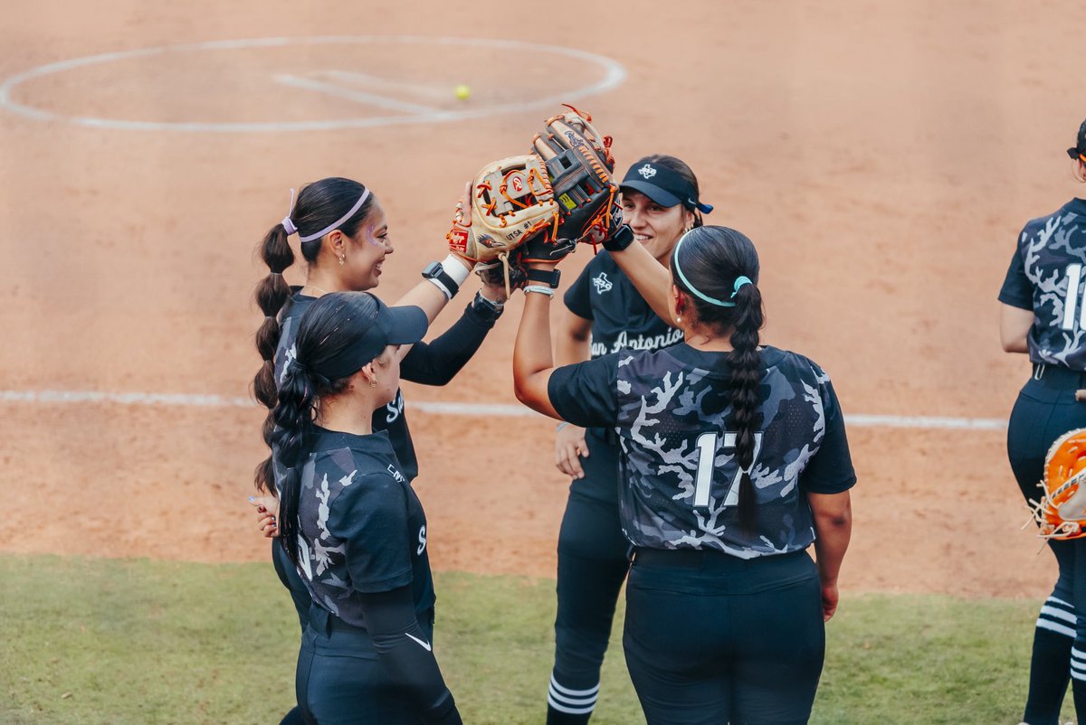 UTSASoftball's tweet image. Friday Flicks 📸

#BirdsUp 🤙 | #LetsGo210 | #PluckEm 🪶