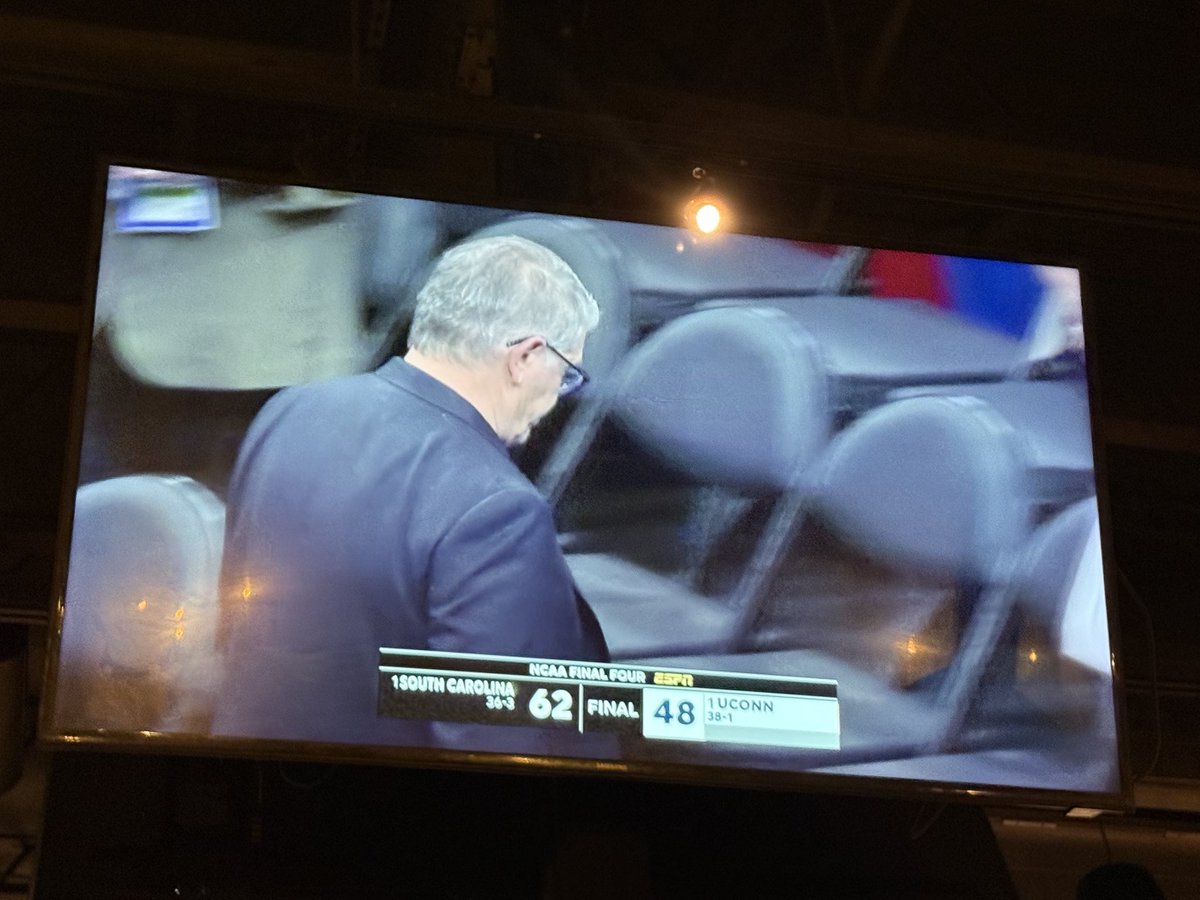 MoWaRo142's tweet photo. DEFINITION OF A POOR LOSER!!! @UConnWBB  GO GAMECOCKS 🤙🏻🤙🏻🤙🏻 @GamecockWBB @dawnstaley  #ForevertoThee https://t.co/VtJ6m7XEeA