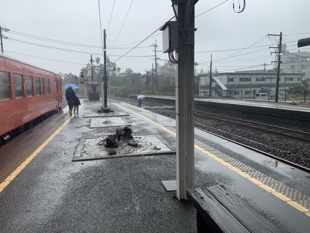 hanataleyoko's tweet photo. 青島の駅。傘が壊れたら終わりなので、撤退！撤退！ https://t.co/e8pdkRzLPz
