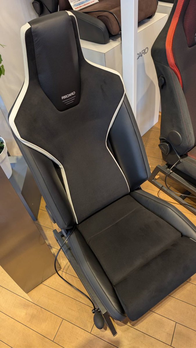 TRIALosaka's tweet photo. 新型LX-F展示、試座可能ですよ😄
#TRIALOsaka
#TRIALTsukuba
#TRYFORCE
#RECARO
#medicalshoptrial
#LXF https://t.co/i2484pkEAr