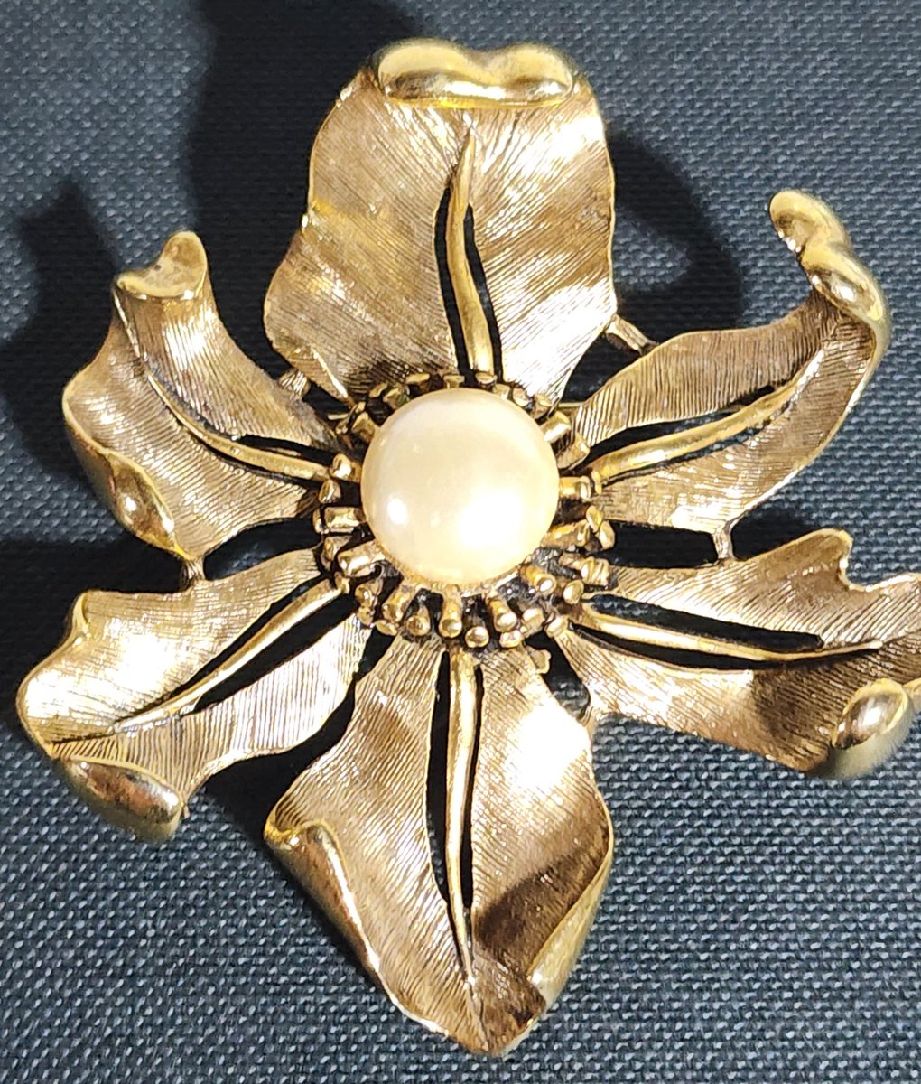 GentlyGems's tweet photo. Rare 80s/90s Oscar de la Renta "Open Bloom" Brooch. 🌸 The gold-tone texture is incredible—pure runway history. Available now! #GentlyGems #VintageStyle #DesignerJewelry https://t.co/xIJ4YW35Gs
