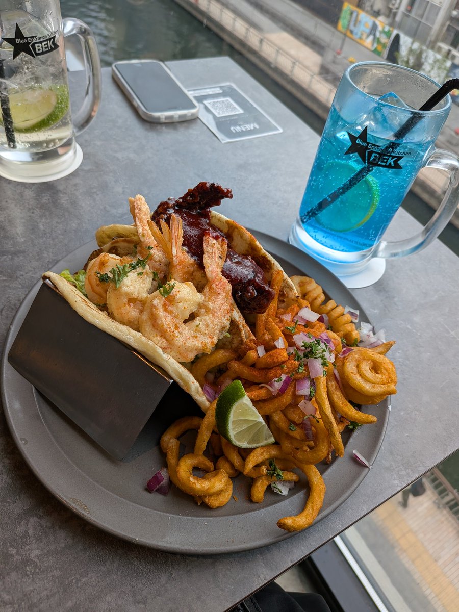 mamokei8787's tweet image. Blue Entrance Kitchen 大阪心斎橋店
前回きた4人で再訪
ボリューミーで美味しい！
そして飲み物も甘くなくて
めっちゃ美味しい🫶

カロリー的に背徳感満載だけど
気にしなーい😆

#buleentrancekitchen
#タコス
#tacos
#🌮
#心斎橋