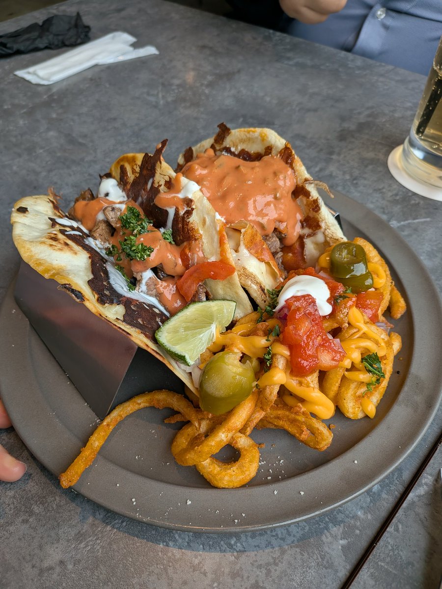 mamokei8787's tweet image. Blue Entrance Kitchen 大阪心斎橋店
前回きた4人で再訪
ボリューミーで美味しい！
そして飲み物も甘くなくて
めっちゃ美味しい🫶

カロリー的に背徳感満載だけど
気にしなーい😆

#buleentrancekitchen
#タコス
#tacos
#🌮
#心斎橋