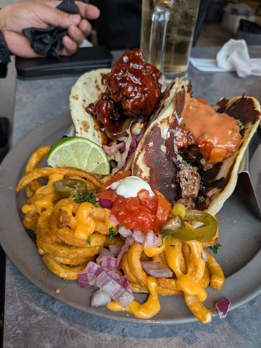 mamokei8787's tweet image. Blue Entrance Kitchen 大阪心斎橋店
前回きた4人で再訪
ボリューミーで美味しい！
そして飲み物も甘くなくて
めっちゃ美味しい🫶

カロリー的に背徳感満載だけど
気にしなーい😆

#buleentrancekitchen
#タコス
#tacos
#🌮
#心斎橋