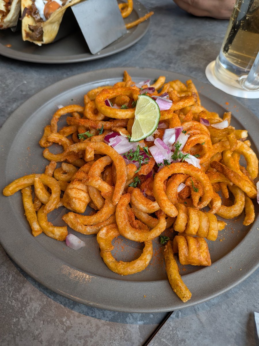 mamokei8787's tweet image. Blue Entrance Kitchen 大阪心斎橋店
前回きた4人で再訪
ボリューミーで美味しい！
そして飲み物も甘くなくて
めっちゃ美味しい🫶

カロリー的に背徳感満載だけど
気にしなーい😆

#buleentrancekitchen
#タコス
#tacos
#🌮
#心斎橋