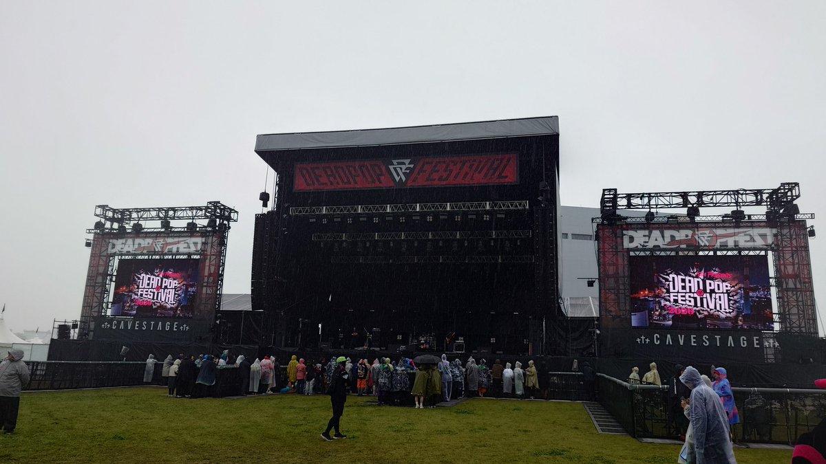 hsight's tweet photo. DEAD POP FEST来たよ🐙🤘
花粉症なのでむしろ恵みの雨🌧️
#DeadPopFestival https://t.co/XWo3QA3lbW