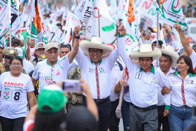 Derechistas con cero IQ tweet media