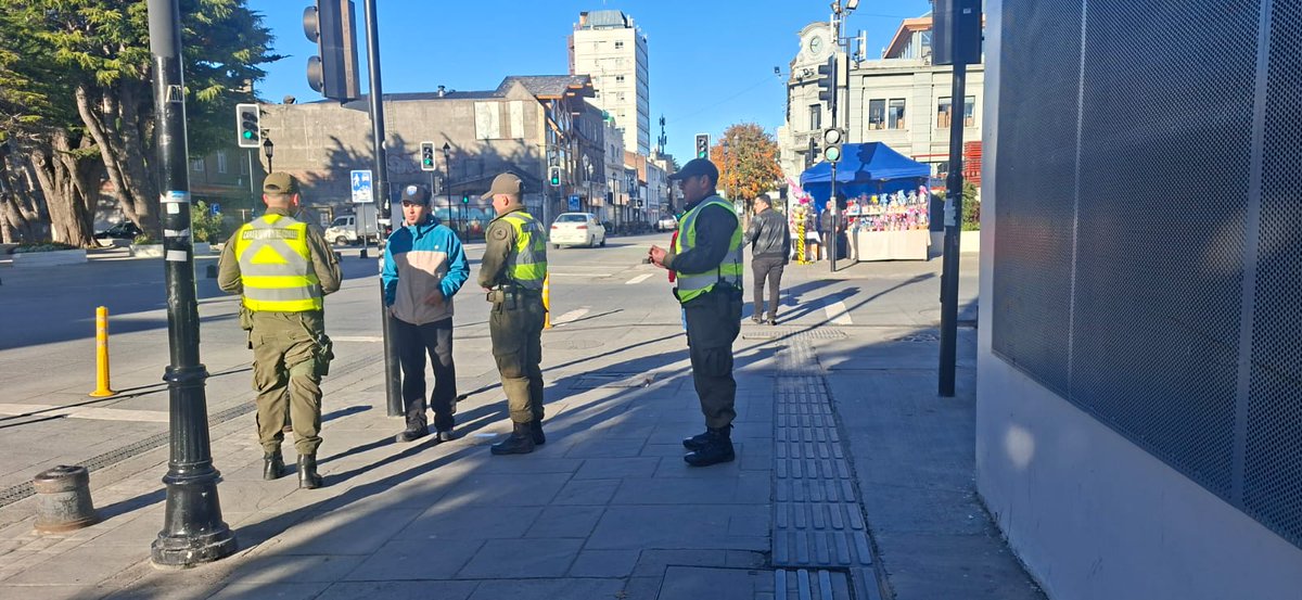 CarabMagallanes's tweet image. No solo en la ruta, sino también en el centro de la comuna de #PuntaArenas, nuestros @CarabMagallanes de la 5a Comisaría #COP desplegados durante el día apoyando los servicios preventivos, patrullando por tierra y aire, controlando y fiscalizando para la seguridad de los vecinos.