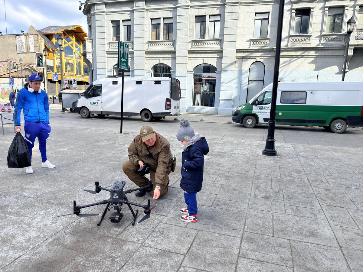CarabMagallanes's tweet image. No solo en la ruta, sino también en el centro de la comuna de #PuntaArenas, nuestros @CarabMagallanes de la 5a Comisaría #COP desplegados durante el día apoyando los servicios preventivos, patrullando por tierra y aire, controlando y fiscalizando para la seguridad de los vecinos.