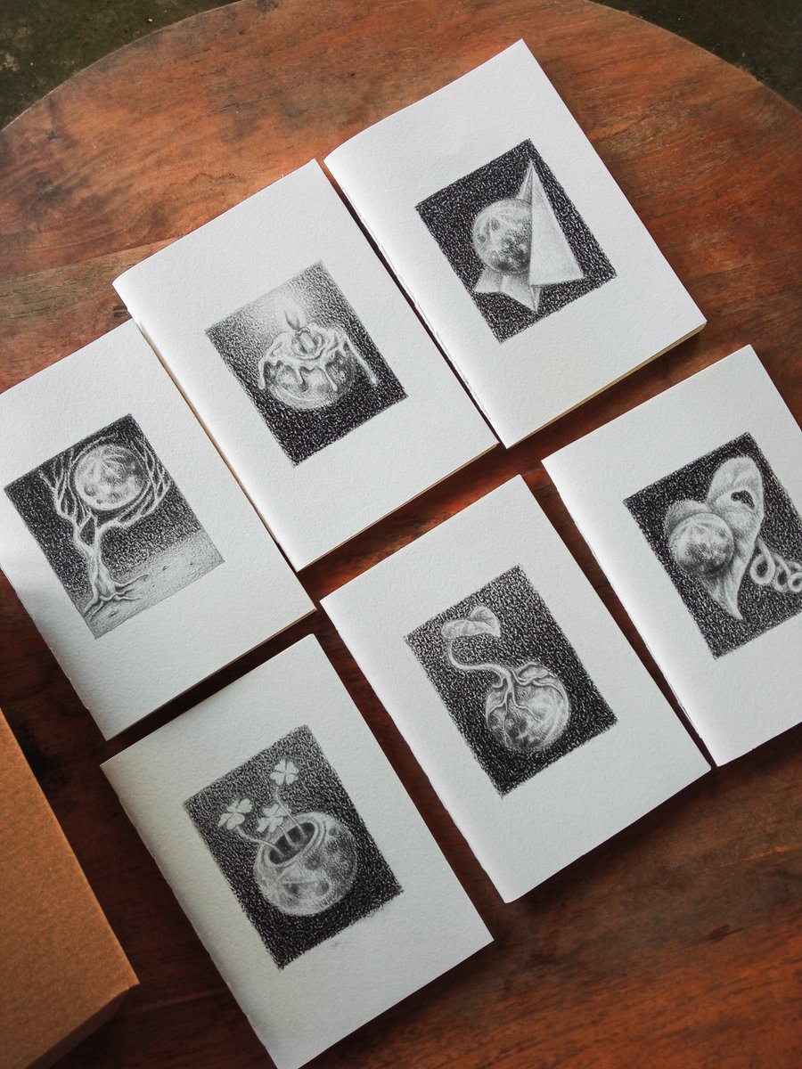 Desember lalu, aku mulai merealisasikan cita-cita bikin notebook yg bersampul gambar sendiri dan dijahit sendiri. Esok, giliran beberapa cita-cita kecilku lain yg akan terbit. Tp bikin Notebook Luna ini akan tetap beredar lagi dan lagi. 🙌