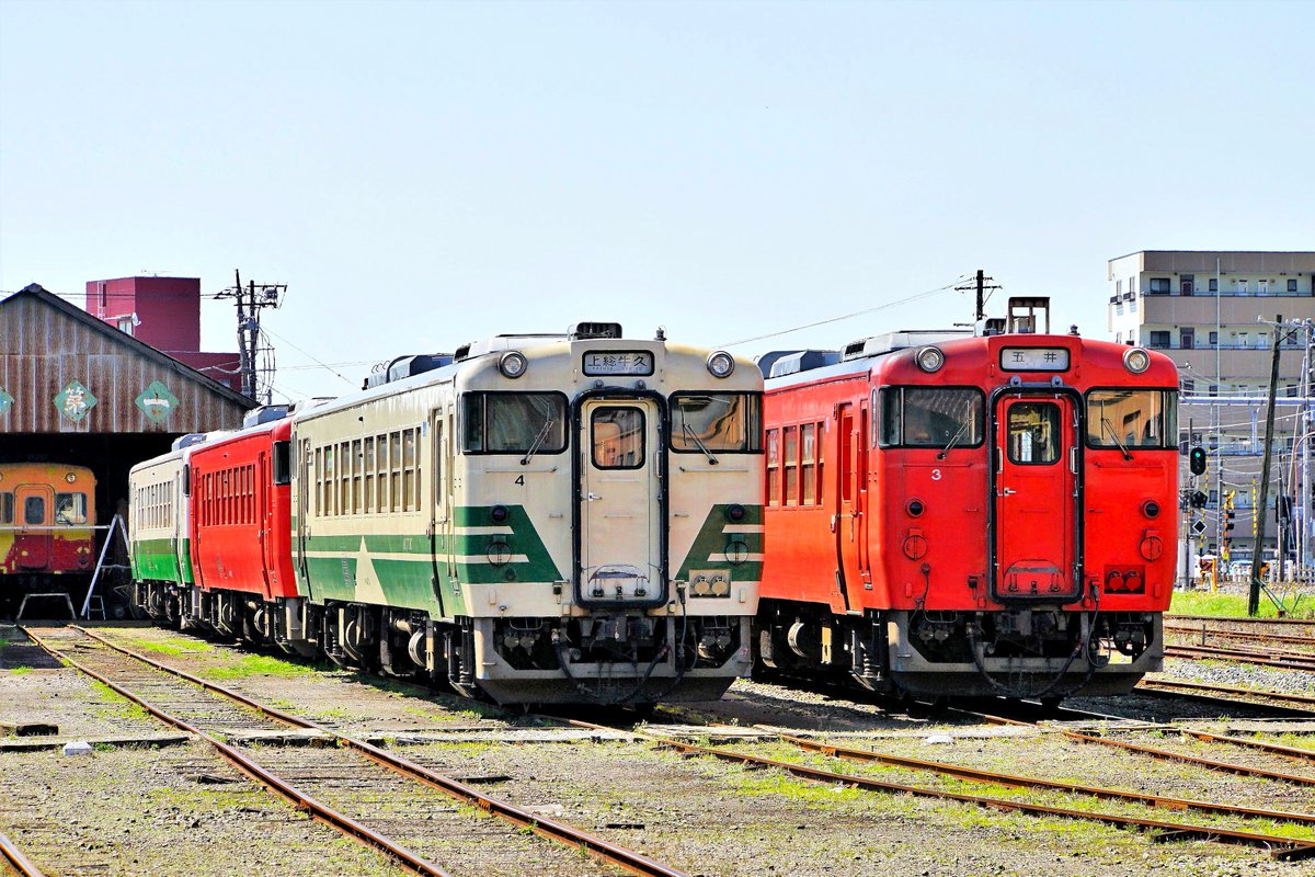 ktr5104's tweet photo. 今日は4月4日なので、東の方から404的な方たち。

①小湊鉄道ｷﾊ40 4㊧ 五井機関区にて2023年3月20日撮影
②日本貨物鉄道EF81 404 折尾～陣原間にて2022年9月4日撮影

#404の日
#小湊鉄道
#小湊鐡道
#小湊
#KTK 
#五井機関区
#日本貨物鉄道
#JR貨物
#陣原駅 https://t.co/vbFeKGnoh8